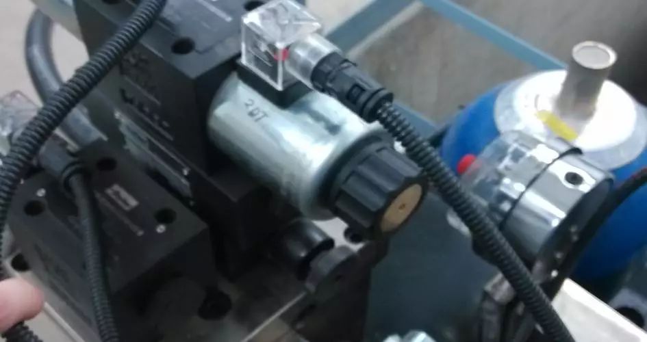 液控蝶閥(圖4) 液控蝶閥(圖4)