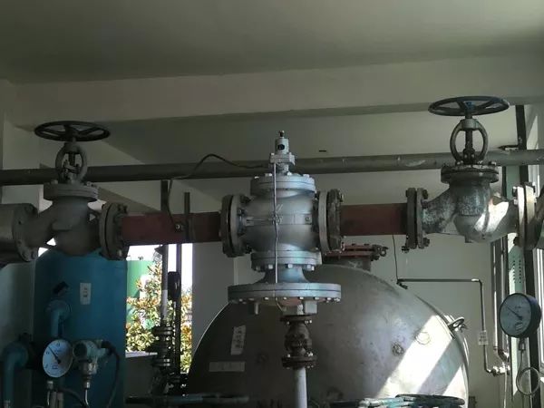 蒸汽減壓閥的使用工況現(xiàn)場(chǎng)介紹(圖7) 蒸汽減壓閥的選用和安裝要點(diǎn)(圖7)